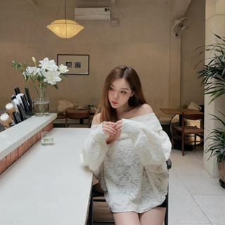 Áo trễ vai dài tay tiểu thư thiết kế họa tiết ren hoa nổi bồng bềnh cao cấp, áo hở vai tay bèo sang chảnh - YUMEE