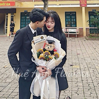  BÓ HOA KỶ YẾU TỐT NGHIỆP GẤU XÙ 23-25cm mix HƯỚNG DƯƠNG LEN XINH BỀN TẶNG BANER GRADUATION.CÓ TÚI VÁT ĐỰNG 