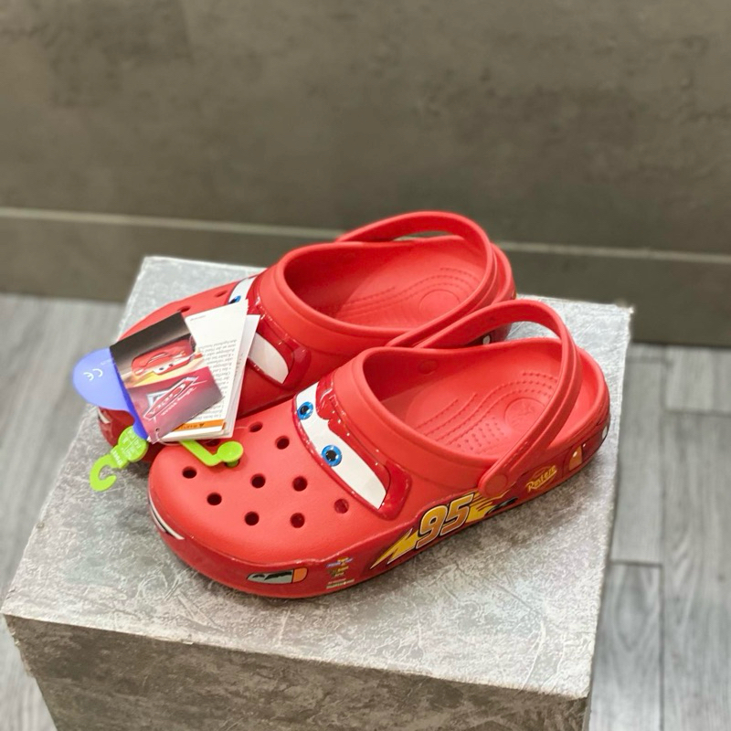 Dép Sục Crocs Đục Lỗ Mcqueen Ô Tô Đỏ Thời Trang Mang Đi Du Lịch Chống Trơn Trượt Cao Cấp