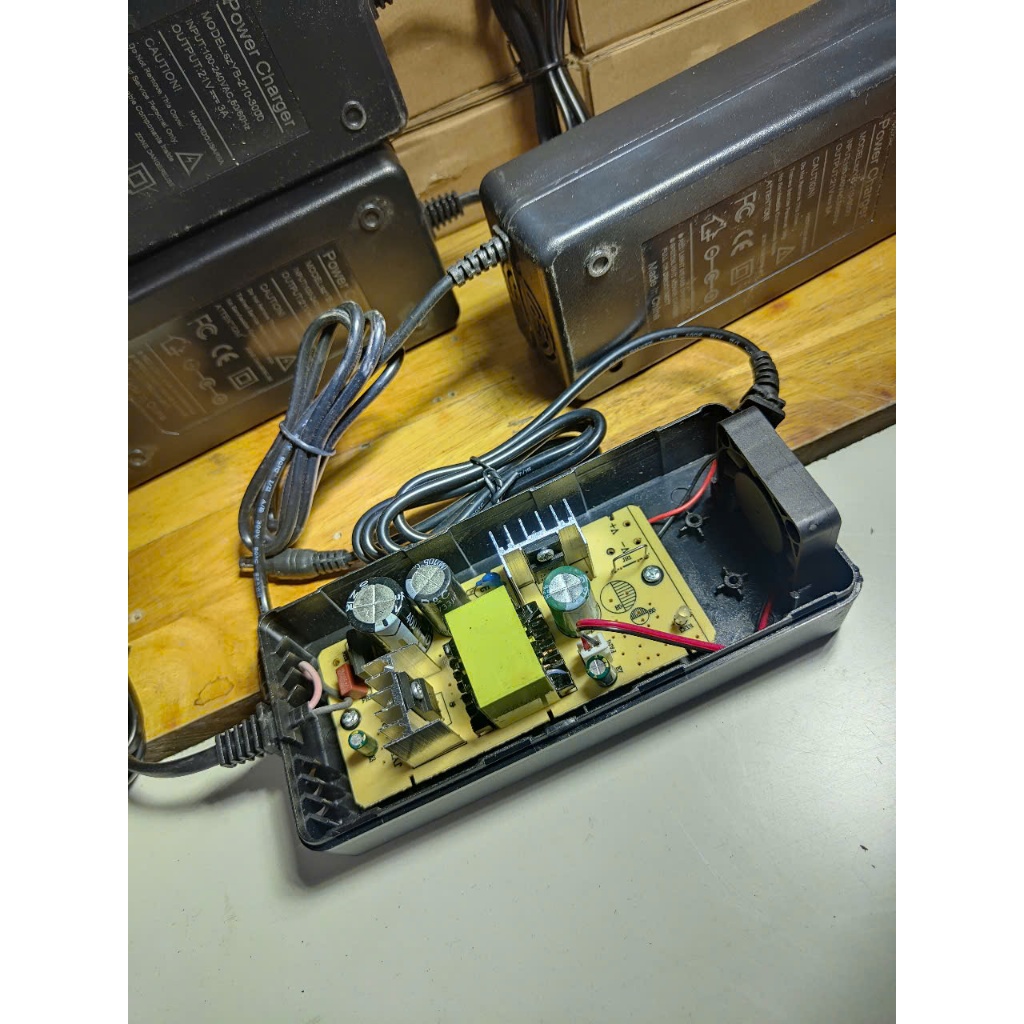 Sạc ADAPTER 21V 3A CÓ QUẠT(SẠC PIN 5S) cho những loại pin chân kim 21v