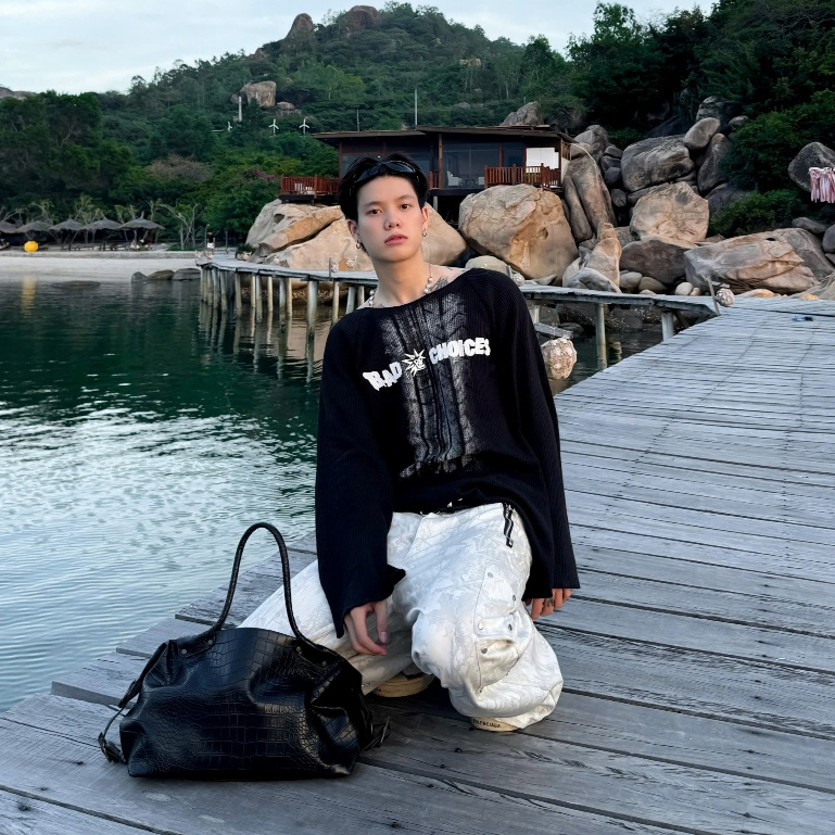 Bad Choices | Áo thun tay dài vải Tổ ong in hình form rộng | BigBuy360 - bigbuy360.vn