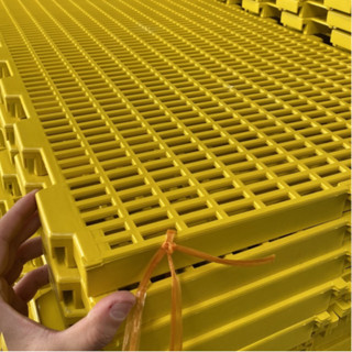 Vỉ nhựa lót sàn, tấm nhựa lót sàn chuồng chó, mèo, lợn, gà  50cm x 100cm (Màu Vàng)