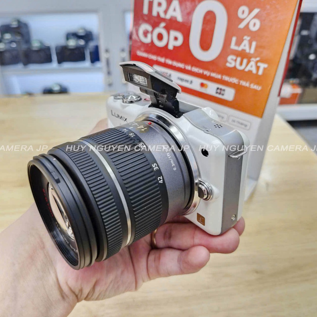 MÁY ẢNH LUMIX GF3 CẢM ỨNG. CÓ TIẾNG VIỆT ĐẸP 98- 99% . Ống kính chính hãng Lumix 14 42 OIS PZ NHỎ GỌ
