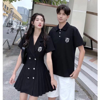 (Hoả tốc HCM) Đầm vải cổ vest khoét lưng <Nơ Đen> 6 nút đính logo + Áo thun nam logo phối hợp