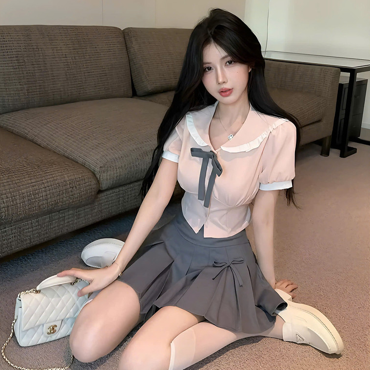 Set Tiểu Thư Hàn Quốc 2 Món Gồm Áo Sơ Mi Màu Hồng Viền Bèo Đính Nơ + Chân Váy Xếp Ly Màu Xám Có Quần Trong | BigBuy360 - bigbuy360.vn