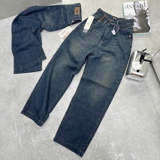 THE QUẠO - Quần Jeans Nữ Lưng Cao Phối Tag Da Nâu Màu Xanh Đậm Bụi R2911_569