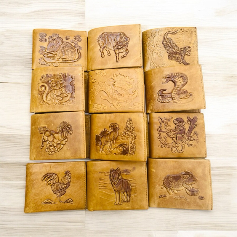 Ví Da Bò Sáp Tài Lộc May Mắn In Hình 3D 12 Con Giáp Nổi Đẹp Cao Cấp Kích Thước 12x9.5 cm