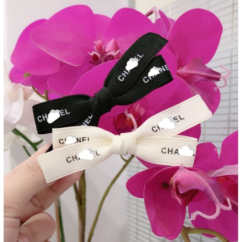 Kẹp tóc mái (cột tóc) lụa mờ in chữ