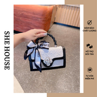 Túi xách nữ khoá hoa dễ thương thiết kế trẻ trung nổi bật. Phù hợp làm túi đi tiệc đi chơi kèm khăn quấn ngẫu nhiên