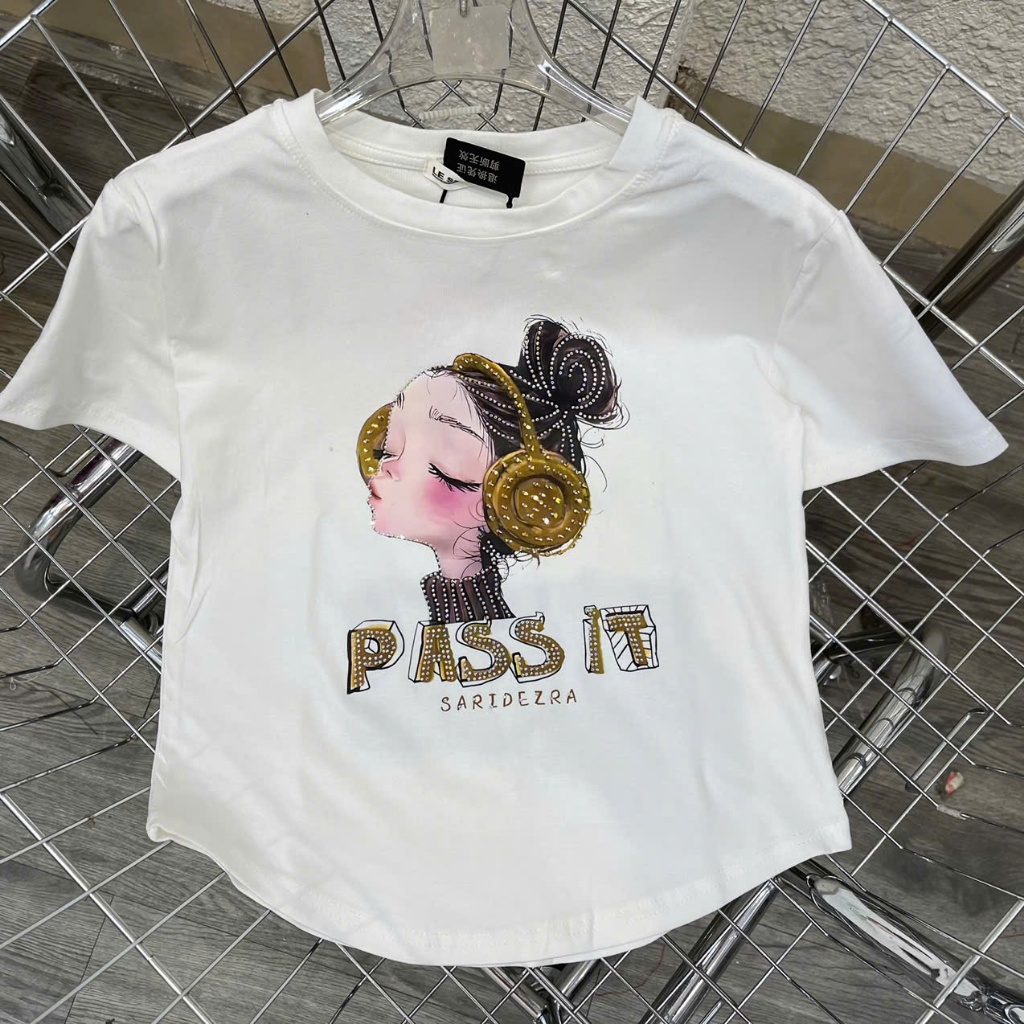 Aó thun cotton đuôi tôm CÔ GÁI đeo tai nghe PASS IT mã B174