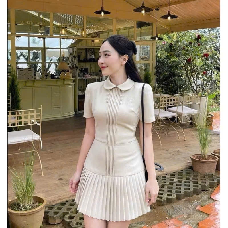 [2 Màu]: Váy Cổ Sen Bẻ Tone Nude Thêu Nơ Dập Ly Ngực Đơm Cúc Bọc Tỉ Mỉ Phối Chân Xòe Xếp Ly Đều Thanh Lịch | BigBuy360 - bigbuy360.vn