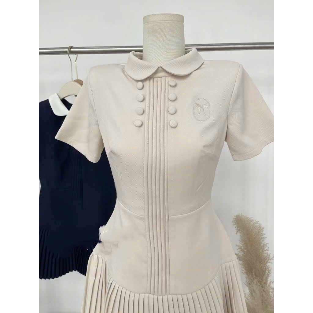 [2 Màu]: Váy Cổ Sen Bẻ Tone Nude Thêu Nơ Dập Ly Ngực Đơm Cúc Bọc Tỉ Mỉ Phối Chân Xòe Xếp Ly Đều Thanh Lịch | BigBuy360 - bigbuy360.vn