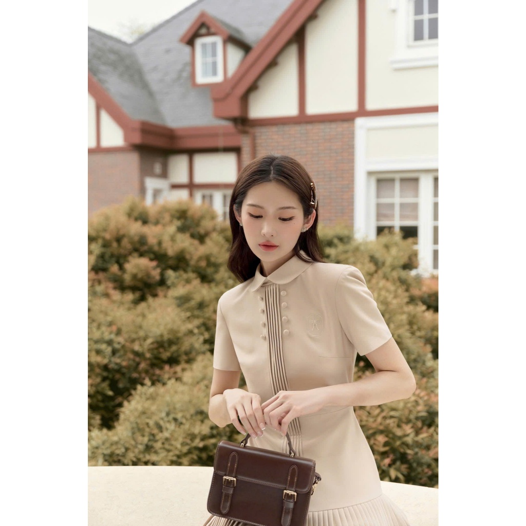 [2 Màu]: Váy Cổ Sen Bẻ Tone Nude Thêu Nơ Dập Ly Ngực Đơm Cúc Bọc Tỉ Mỉ Phối Chân Xòe Xếp Ly Đều Thanh Lịch | BigBuy360 - bigbuy360.vn