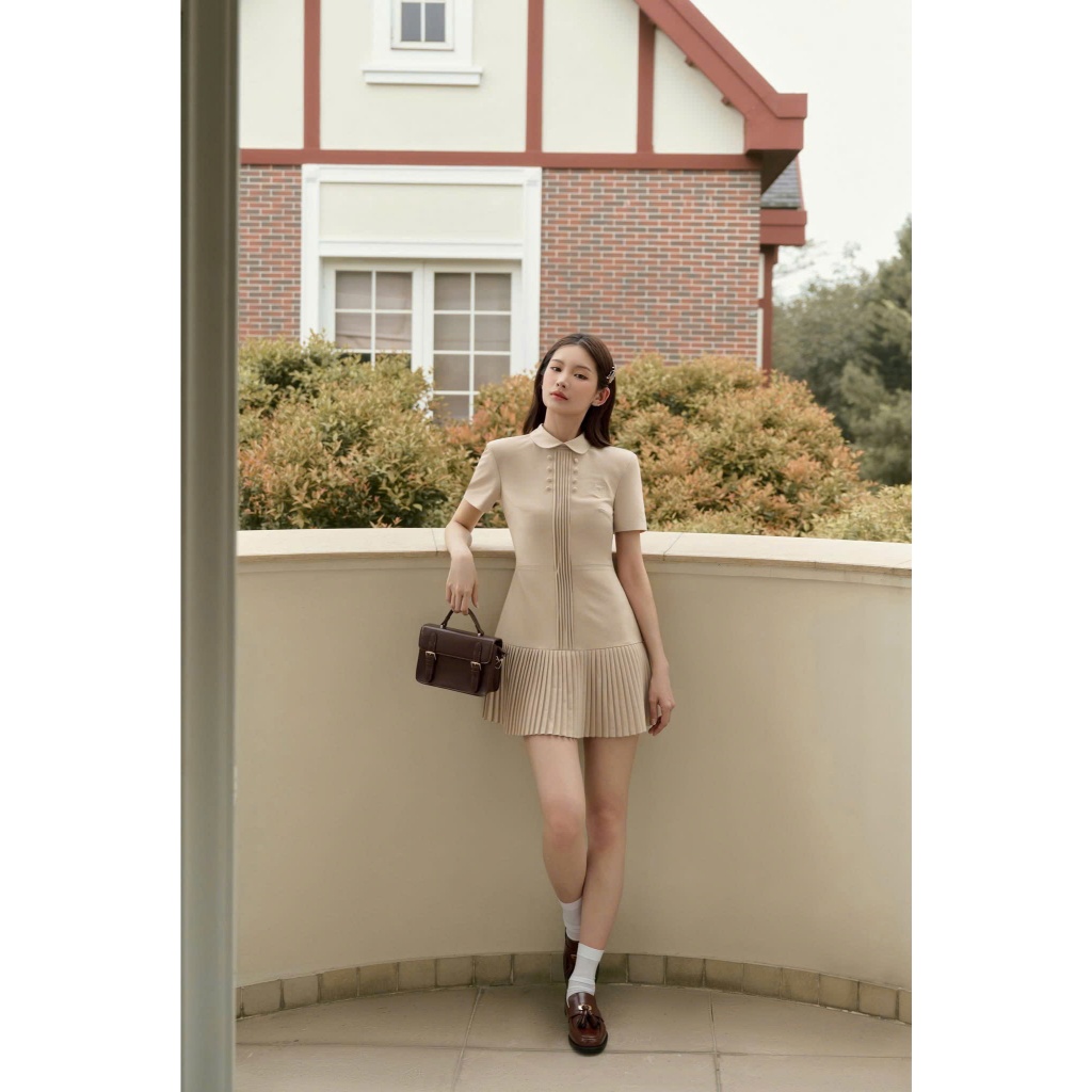 [2 Màu]: Váy Cổ Sen Bẻ Tone Nude Thêu Nơ Dập Ly Ngực Đơm Cúc Bọc Tỉ Mỉ Phối Chân Xòe Xếp Ly Đều Thanh Lịch | BigBuy360 - bigbuy360.vn