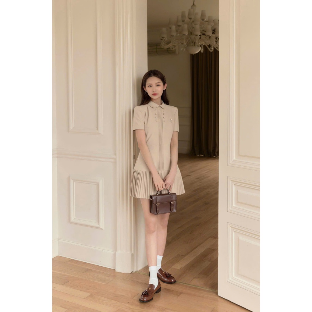 [2 Màu]: Váy Cổ Sen Bẻ Tone Nude Thêu Nơ Dập Ly Ngực Đơm Cúc Bọc Tỉ Mỉ Phối Chân Xòe Xếp Ly Đều Thanh Lịch | BigBuy360 - bigbuy360.vn