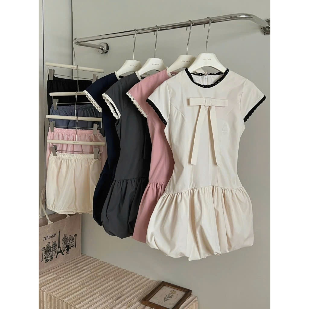 Váy Nữ Dáng Bí Đính Nơ Cổ Tròn Phối Ren Dáng Ngắn Có Dây Buộc Eo Kèm Quần Bảo Hộ Rời | BigBuy360 - bigbuy360.vn