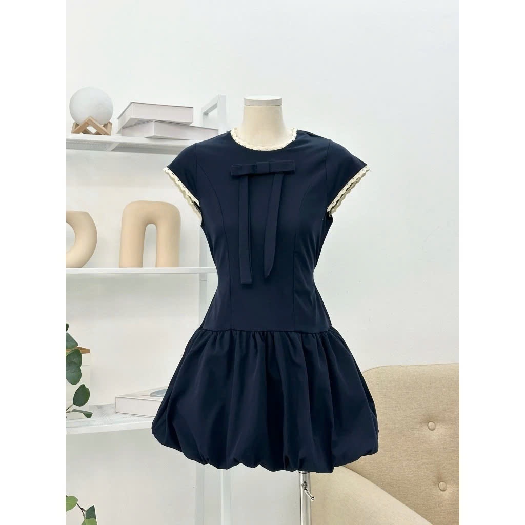 Váy Nữ Dáng Bí Đính Nơ Cổ Tròn Phối Ren Dáng Ngắn Có Dây Buộc Eo Kèm Quần Bảo Hộ Rời | BigBuy360 - bigbuy360.vn