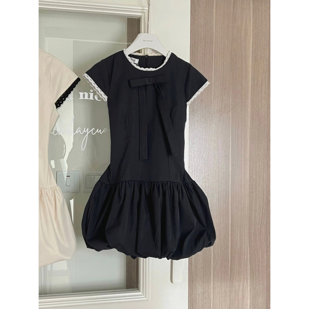 Váy Nữ Dáng Bí Đính Nơ Cổ Tròn Phối Ren Dáng Ngắn Có Dây Buộc Eo Kèm Quần Bảo Hộ Rời | BigBuy360 - bigbuy360.vn