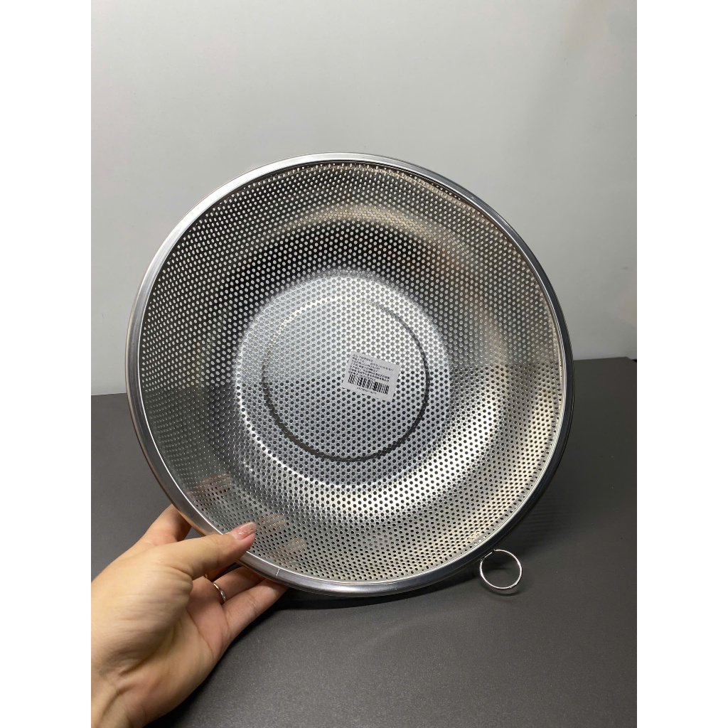 Rổ INOX lỗ nhỏ 1 quai , rổ rửa rau củ, vo gạo , trái cây  v...v Có quai treo vô cùng tiện lợi , 28cm