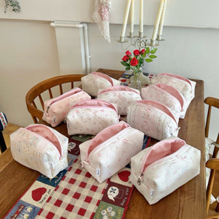 [Chần bông] Pouch Makeup/ Hộp bút đựng mỹ phẩm hoạ tiết hoa nhí màu hồng pastel đựng mỹ phẩm Our.Leoni, vật dụng cá nhân