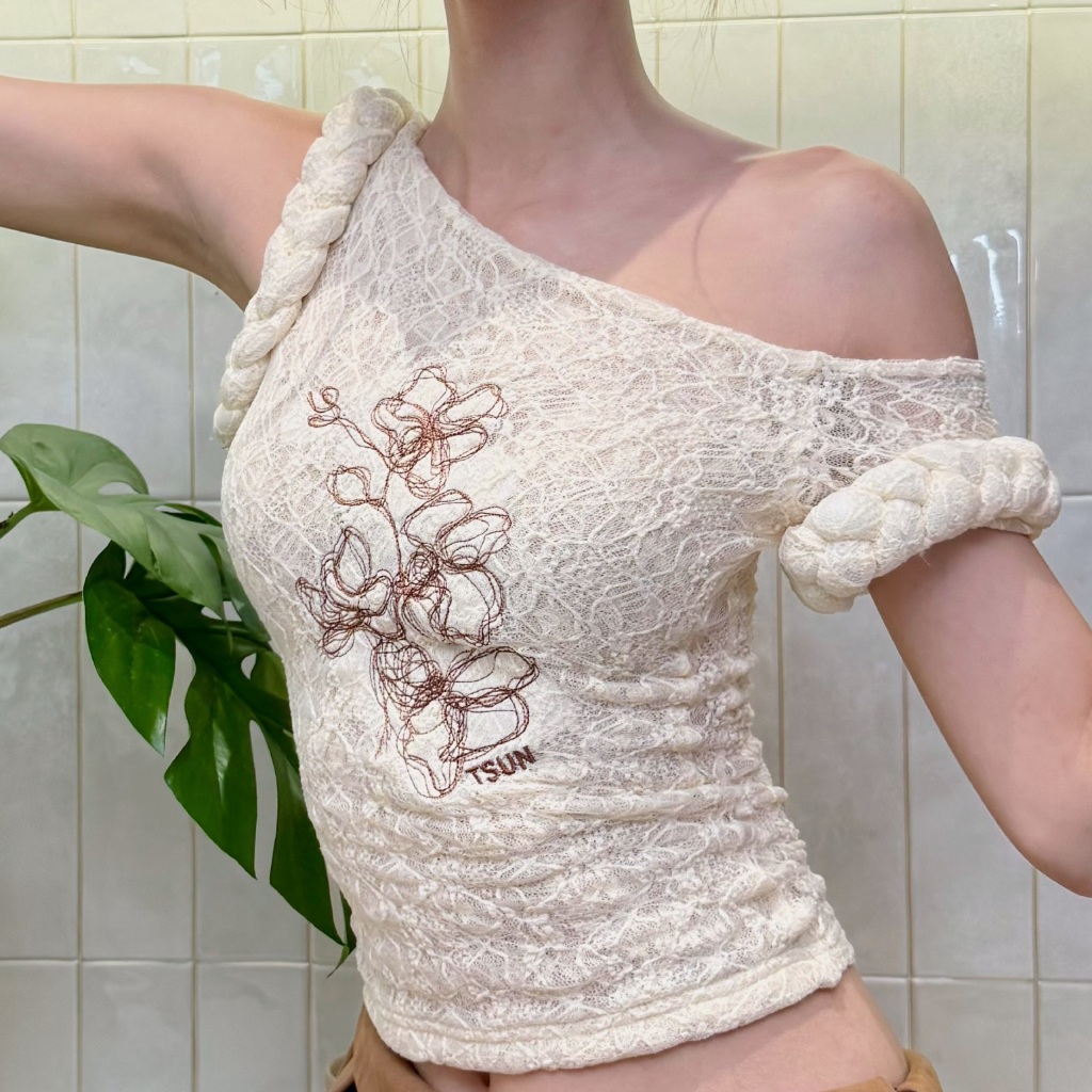 TSUN - Áo Ren Nữ Lệch Vai Trễ Vai Thêu Hoạ Tiết Hoa Lan Màu Be Ôm Body Gợi Cảm Sang Chảnh | BigBuy360 - bigbuy360.vn