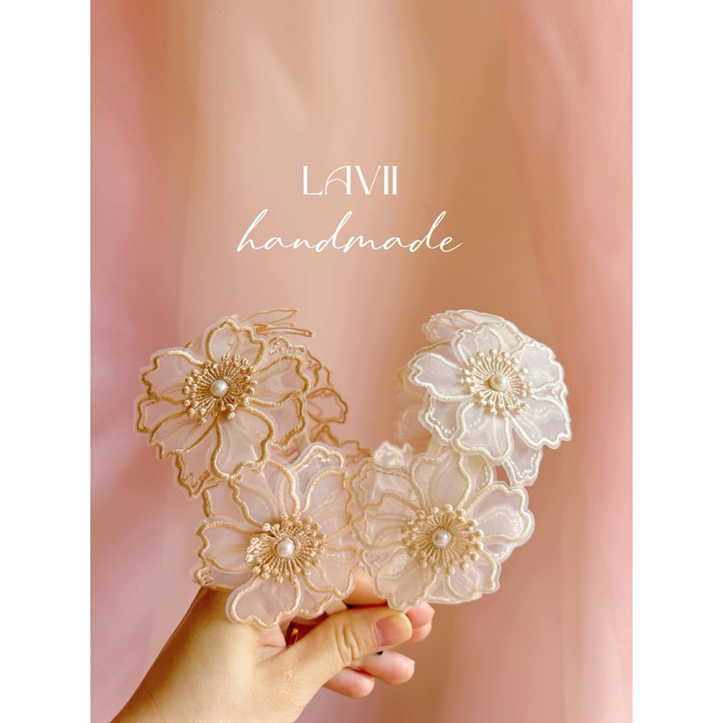 Bờm (cài) hoa thêu nâu nhạt cho bé. Sansan