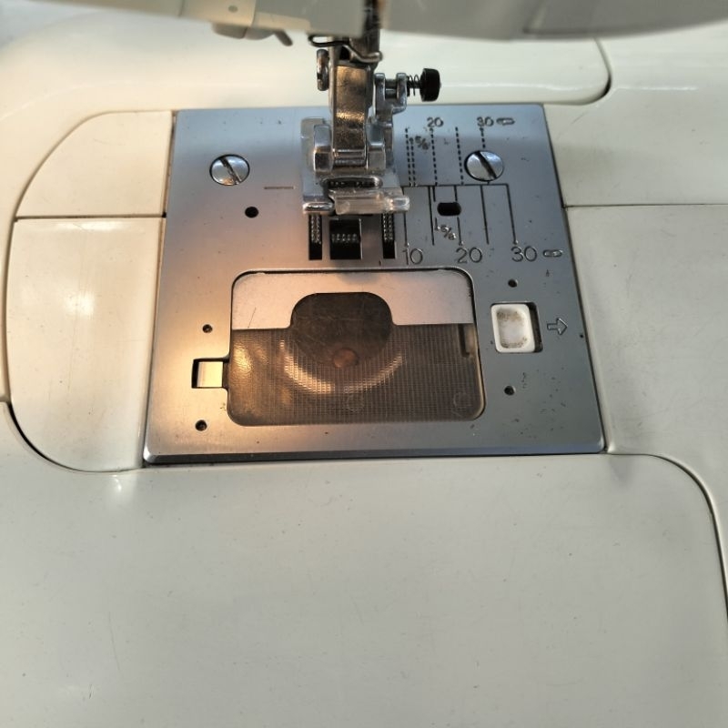 NẮP CHE SUỐT MÁY MAY JUKI HZL-E85, Hzl - 505.