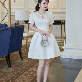 Váy gấm hoa hồng nơ ngực
