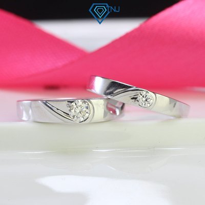Nhẫn đôi bạc thật Moissanite xi bạch kim trái tim ghép đôi sang trọng, khắc tên NDM0021 - Trang Sức TNJ
