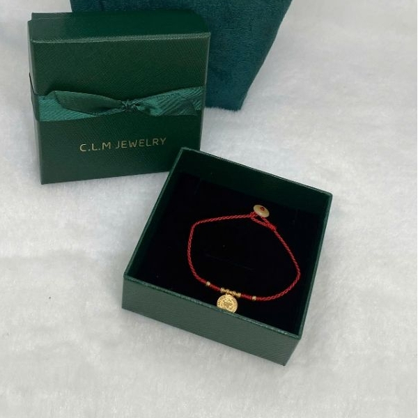 Lắc Tay Chỉ Đỏ Mặt Bạc Tròn Khắc Hình - MS722