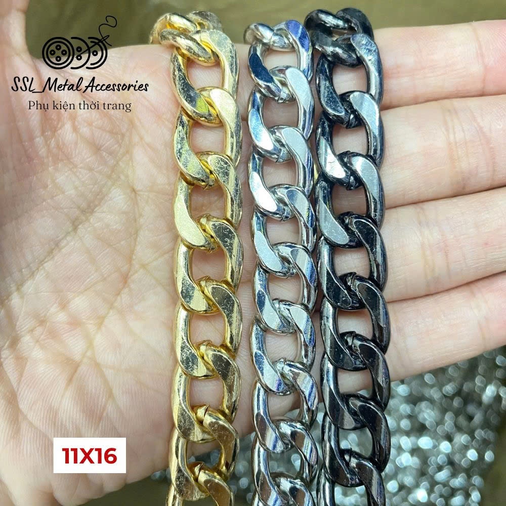 Dây xích kim loại trang trí quần áo