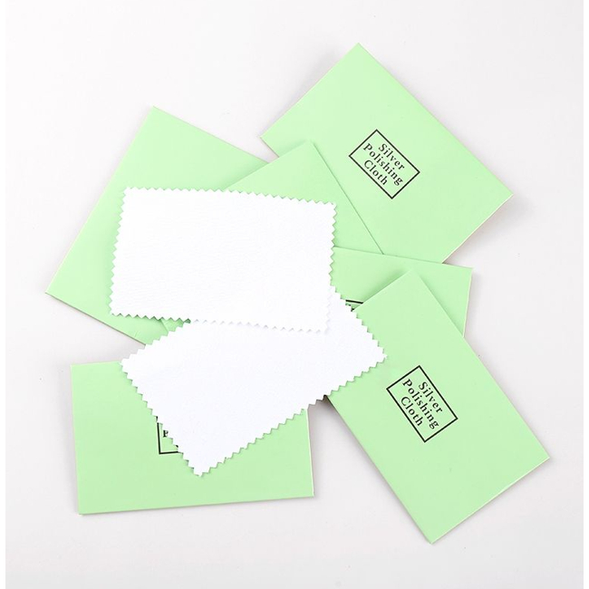 Khăn lau trang sức bạc giúp làm sạch, vệ sinh dễ dàng với vài lần lau TienJewelry