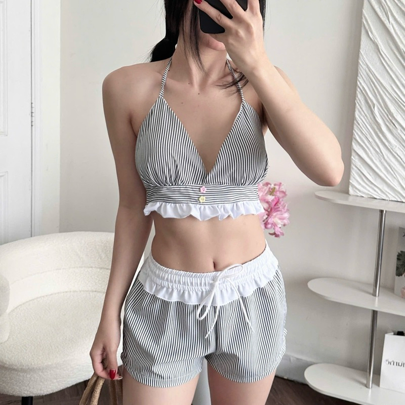 (Có size) Set Áo Bra Đi Biển Viền Bèo Đính Nút Kate Sọc và Quần Short Dây Rút | BigBuy360 - bigbuy360.vn