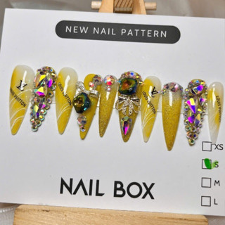 Nailbox thiết kế móng tay giả nền xanh loang thạch trắng gạo đính charm đá siêu xinh siêu bling nhà bảo an nail m06