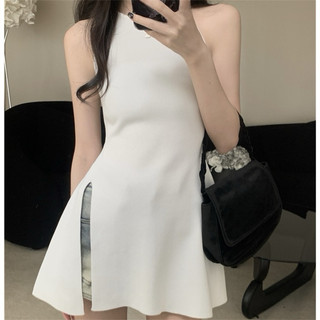 Váy body dáng ngắn không cổ sát nách xẻ hông trơn basic