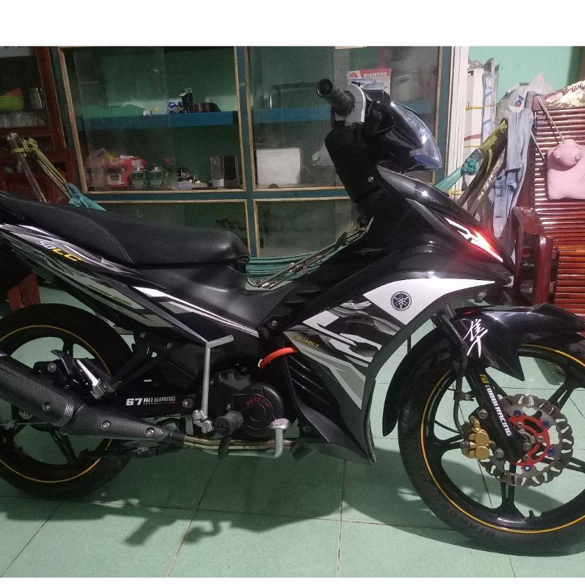 Tem exciter 135 - 50 LC V7 trắng đen ( dán xe đen)