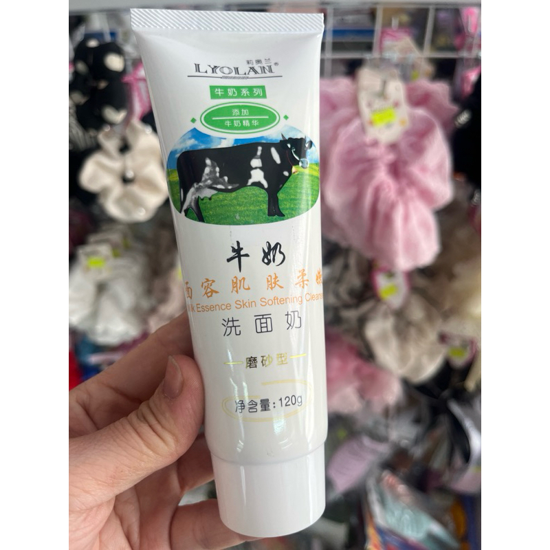 Sữa rửa mặt con bò LYOLAN 120g