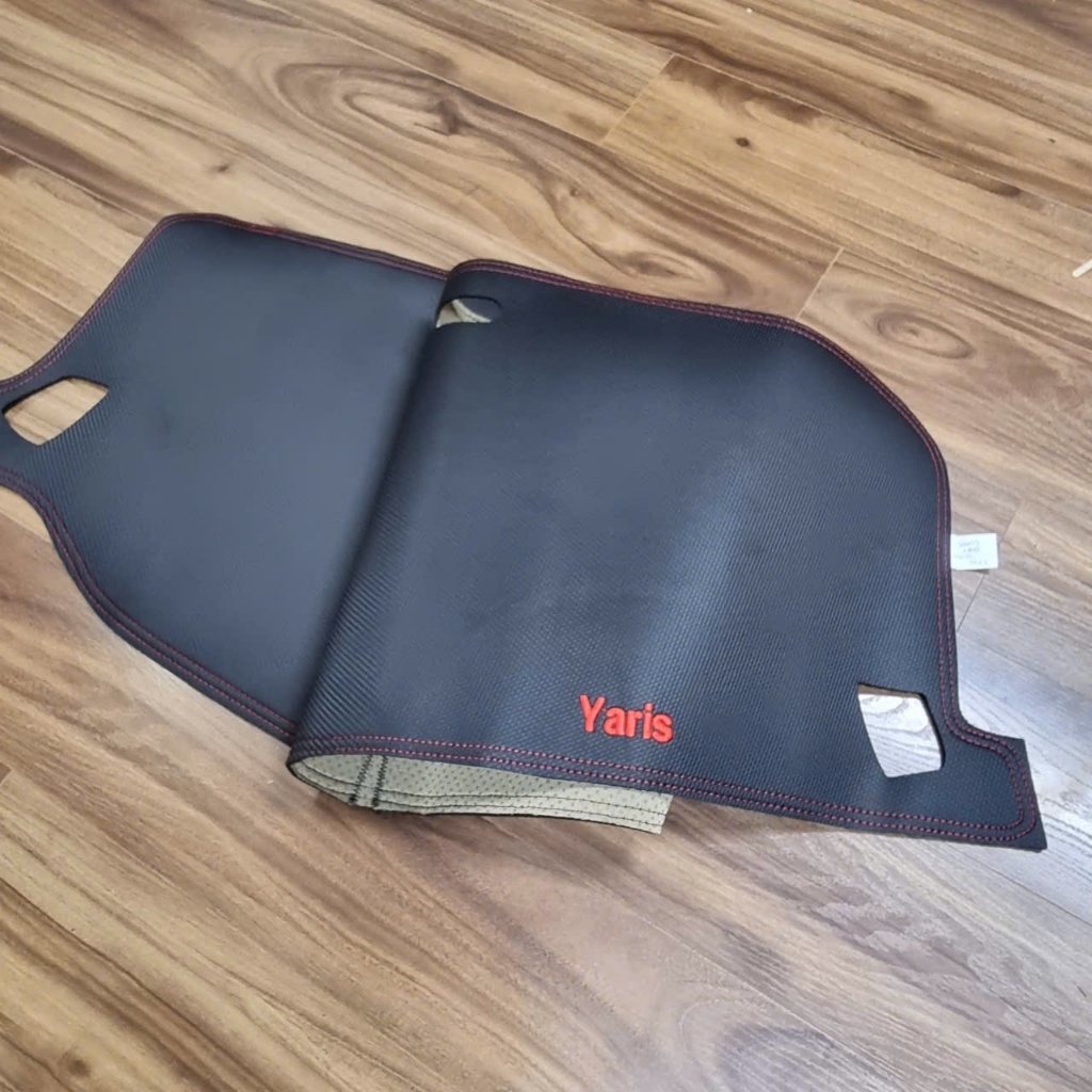 Thảm Taplo da vân Carbon cho xe Yaris Cross 2023-2024. da vân carbon, chống nóng, bảo vệ taplo xe