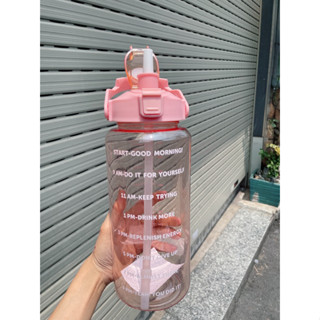 Bình đựng nước 2 Lít trong suốt có ống hút ,có vạch chia giờ nhắc uống nước, tặng kèm sticker dán gia dụng Cúc Cúc