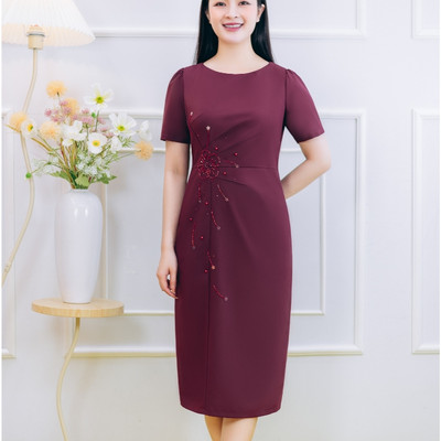 Đầm body trung niên cho mẹ - Cổ tròn tay ngắn kết cườm ngọc - Đỏ mận - TTV1853