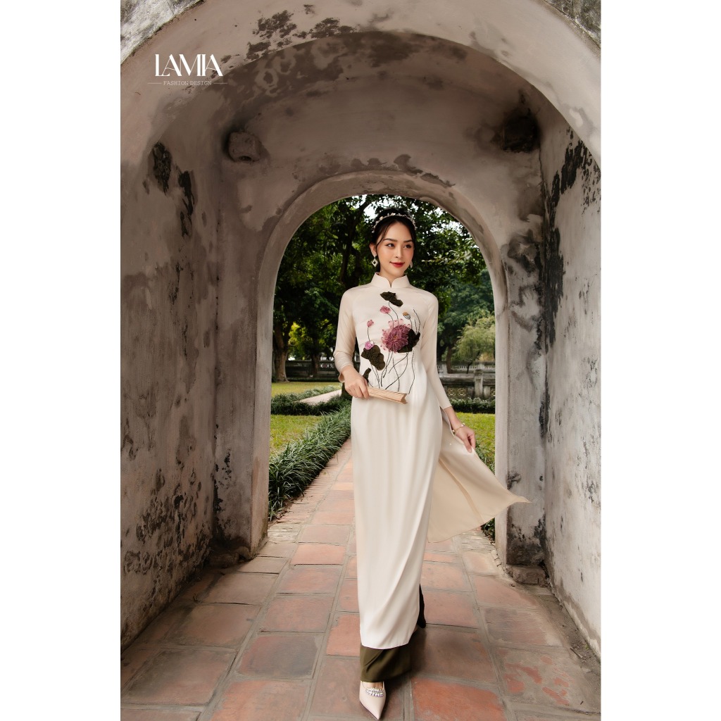 Áo dài truyền thống Lamia Design AD104 thêu đính họa tiết sen cách điệu tinh tế
