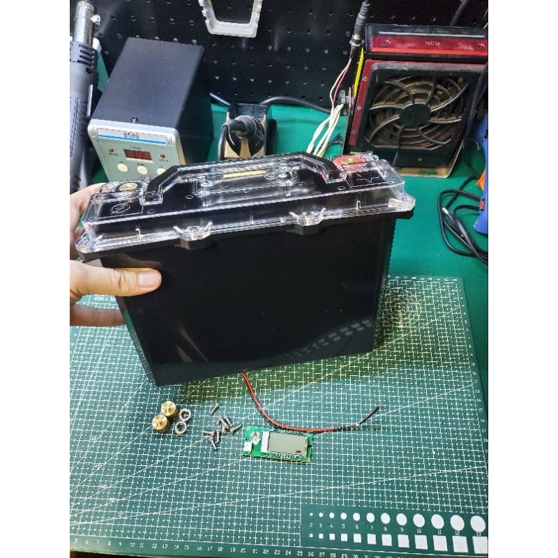 Vỏ hộp pin sắt 12V 45Ah – Chất liệu ABS, chống nước, chống va đập, có đồng hồ hiển thị phần trăm pin