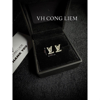 Khuyên Tai L.V Đính Đá – Bạc 925 Siêu Đơn Giản và Tinh Tế, Nam Nữ Có Thể Đeo Được —VH CÔNG LIÊM—