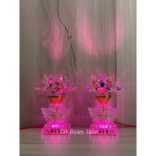 Cặp đèn bàn thờ pha lê hoa sen đổi màu thân thỏi vàng cao 17cm
