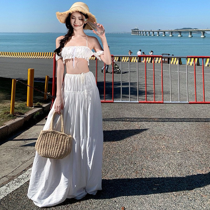 Set váy đi biển xinh gồm áo trễ vai trắng kèm chân váy trắng dài dánh xoè