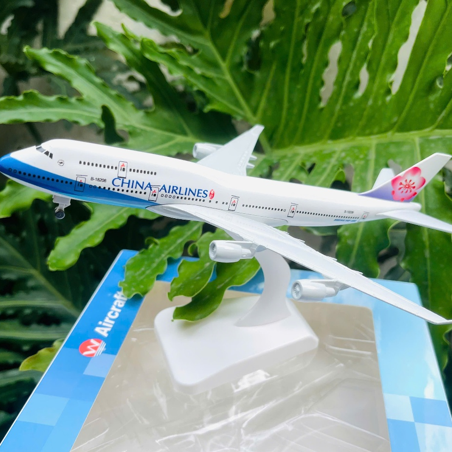 Mô Hình Máy Bay 20cm China Airlines B747 Kim Loại Cao Cấp Có Bánh Xe Di Chuyển Kèm Chân Đế