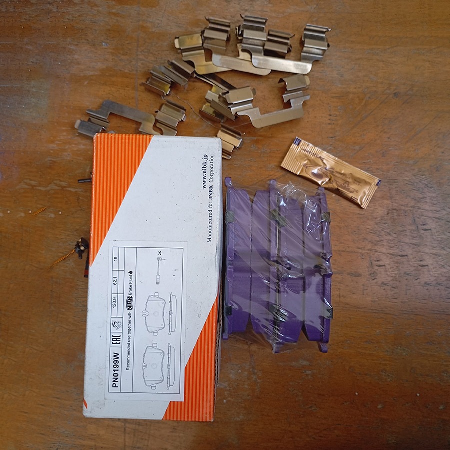 Bố Thắng Trước Mercedes-Benz C230 và C230 Kompressor 2002-2007 PN0199W– NiBK Nhật Bản