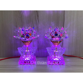 Cặp đèn bàn thờ pha lê hoa sen đổi màu thân thỏi vàng cao 17cm