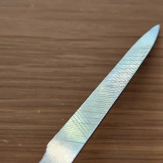 Dũa móng tay bằng kim loại, dũa luôn cái nết.