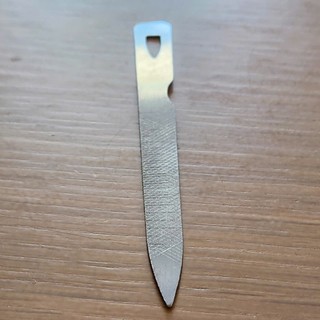 Dũa móng tay bằng kim loại, dũa luôn cái nết.